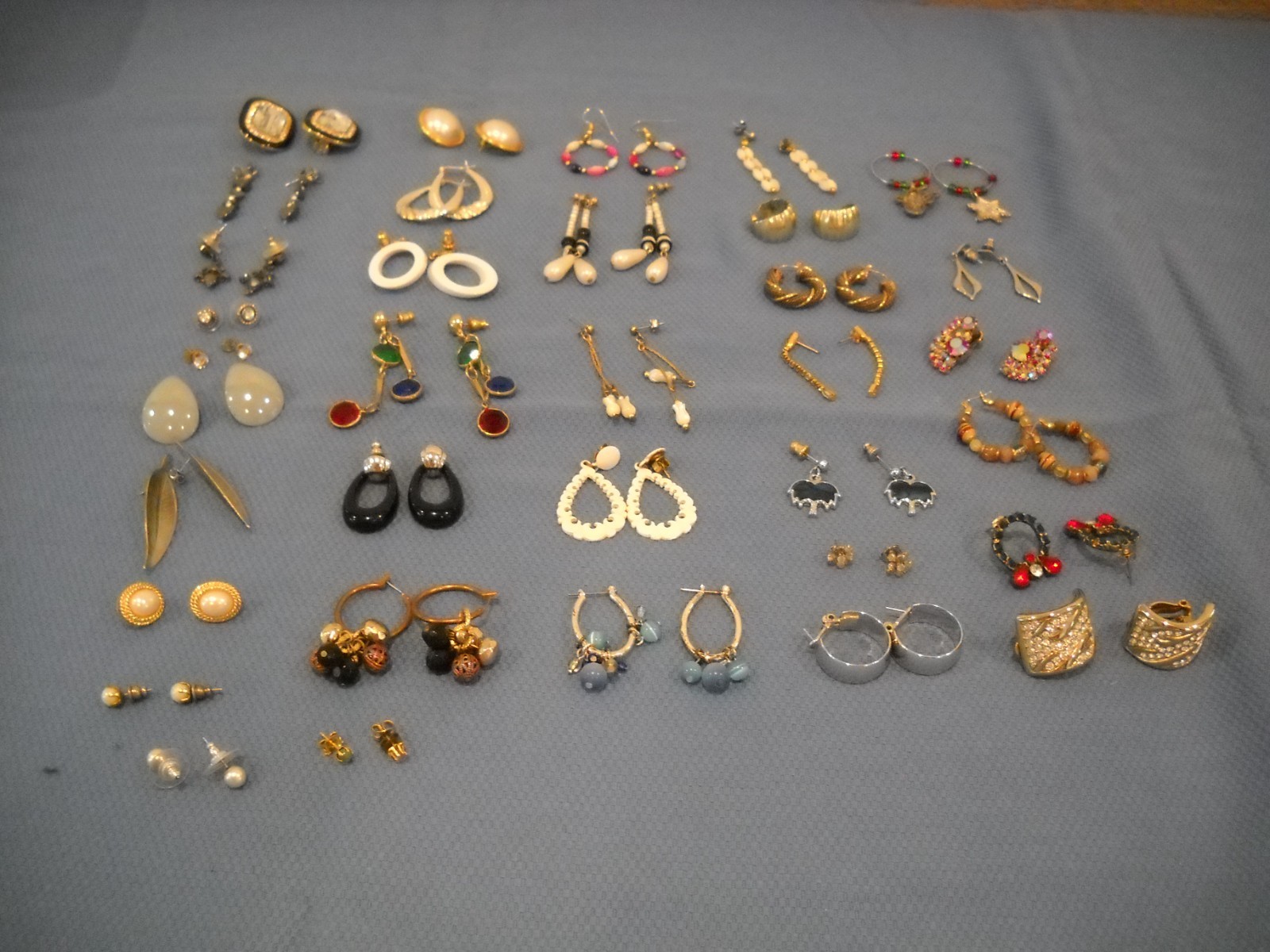 LOT OF 35 SETS OF VINTAGE FASHION EARRINGS