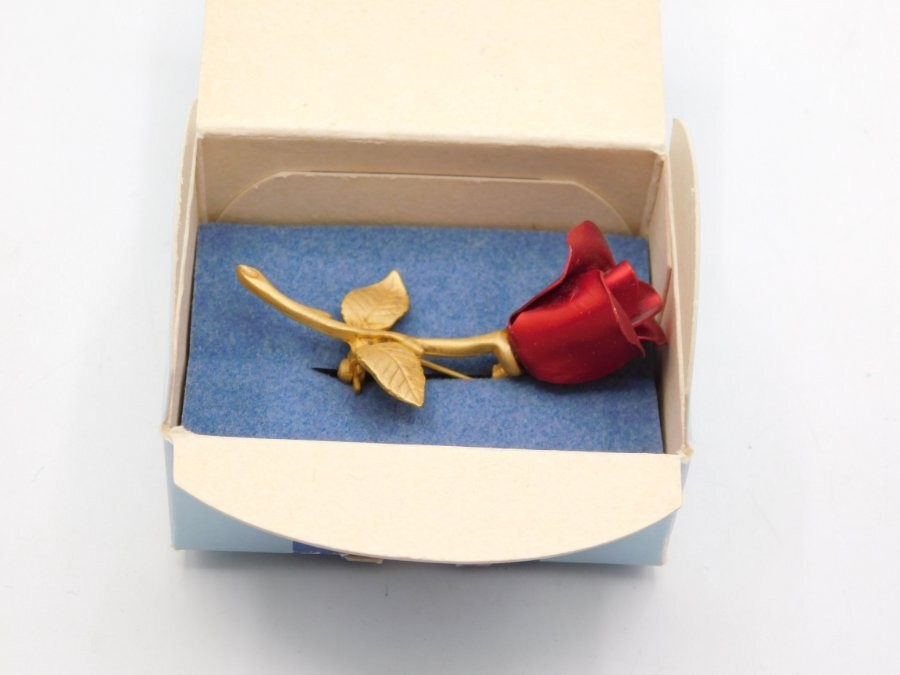 NIB~AVON~PIN/BROOCH~LONG STEM RED ROSE~METAL~2001~2.25″ LONG