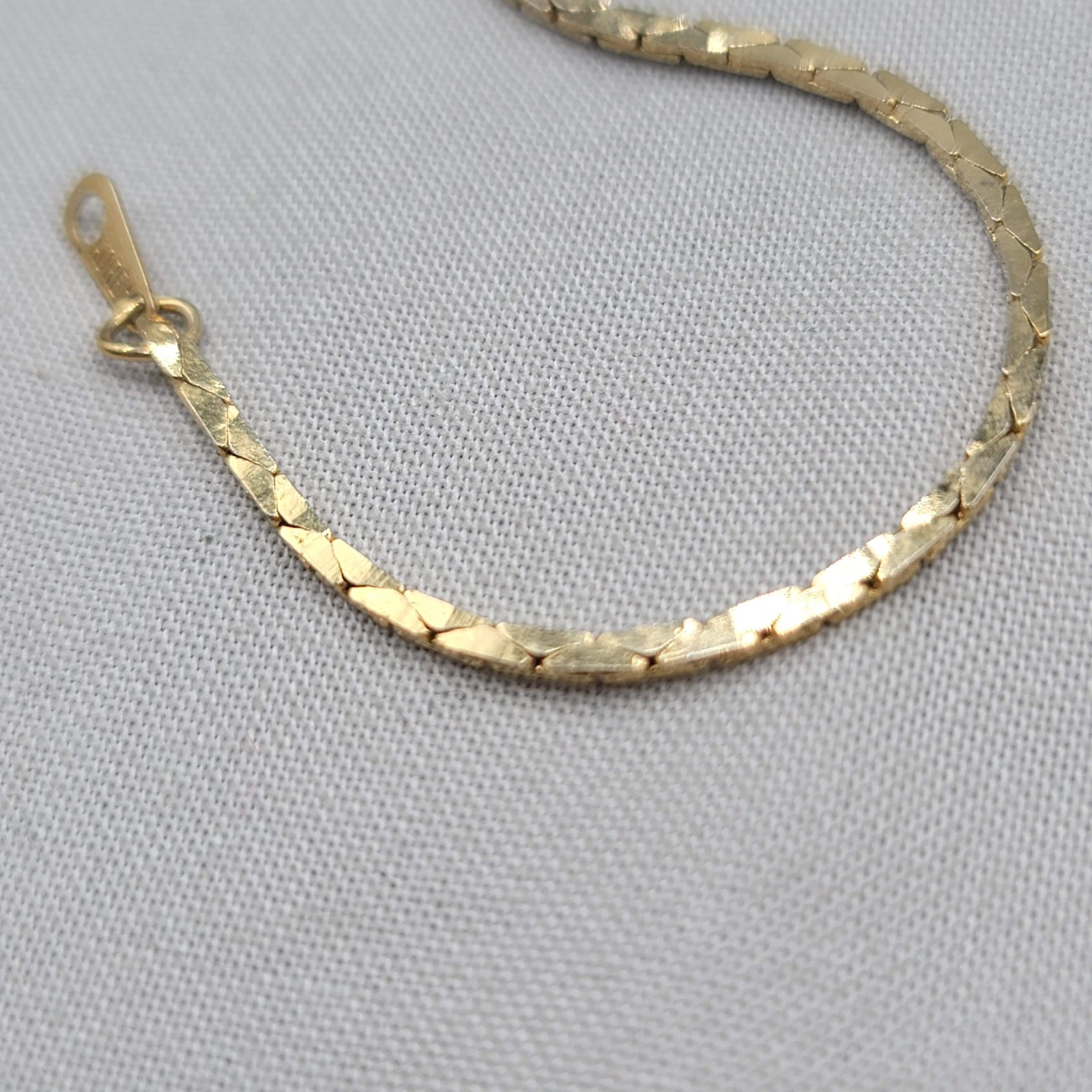 Vintage Ambassador Cobra Chain Bracelet Gold tone 7.25″