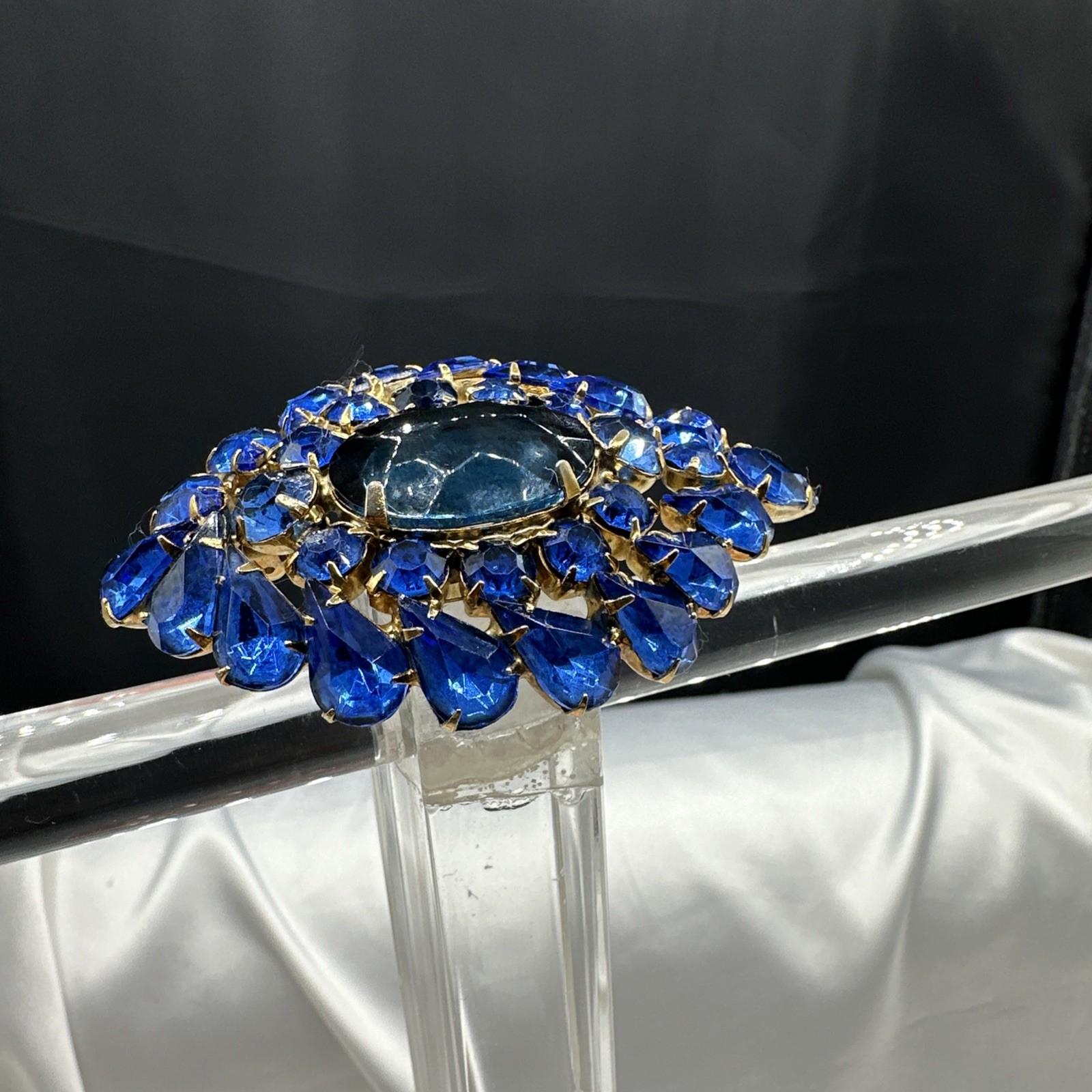 Vtg Unique Exclusive Oval Domed Blue Austrian Crystal Brooch. See pics.