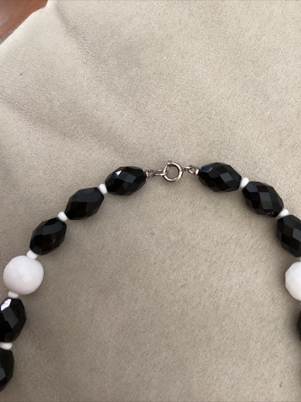 Vintage Black & White Round & Oval Glass Faceted Beaded Necklace 18”