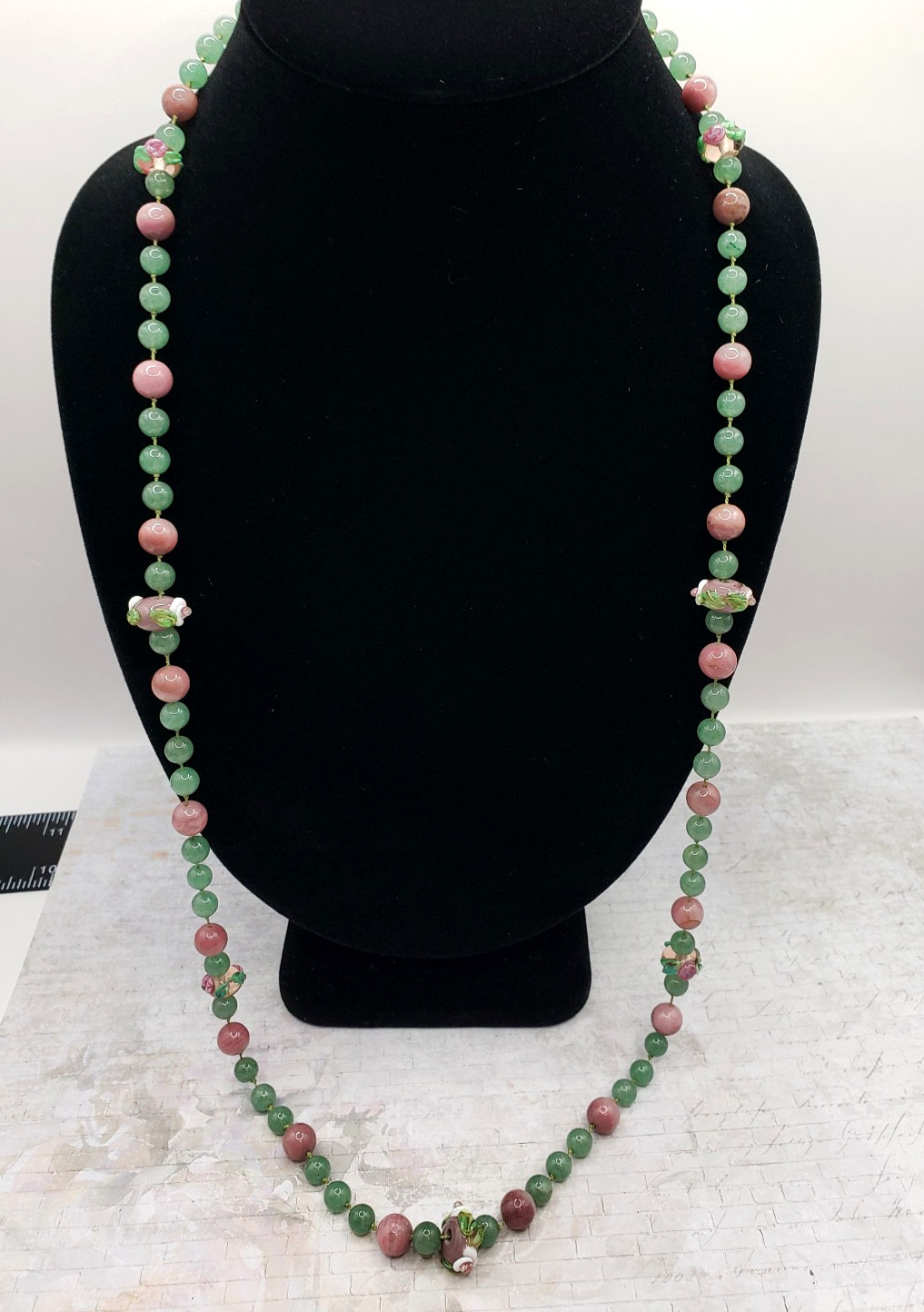 VINTAGE HAND KNOTTED GREEN JADE JADEITE & PINK QUARTZ & GLASS BEAD BALL NECKLACE