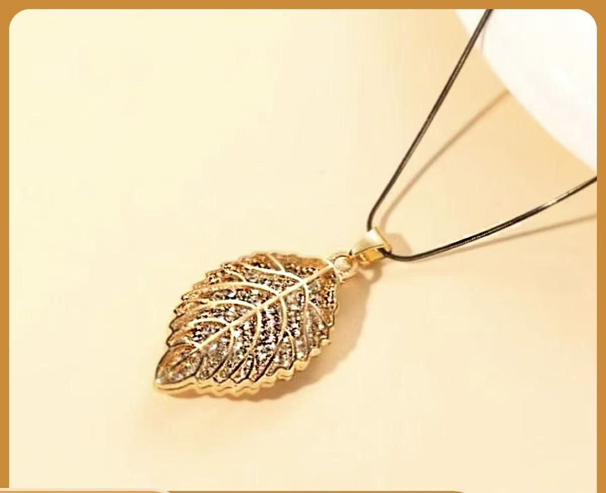 Alloy Metal Pendant With A Golden Necklace Perfectly Decorated