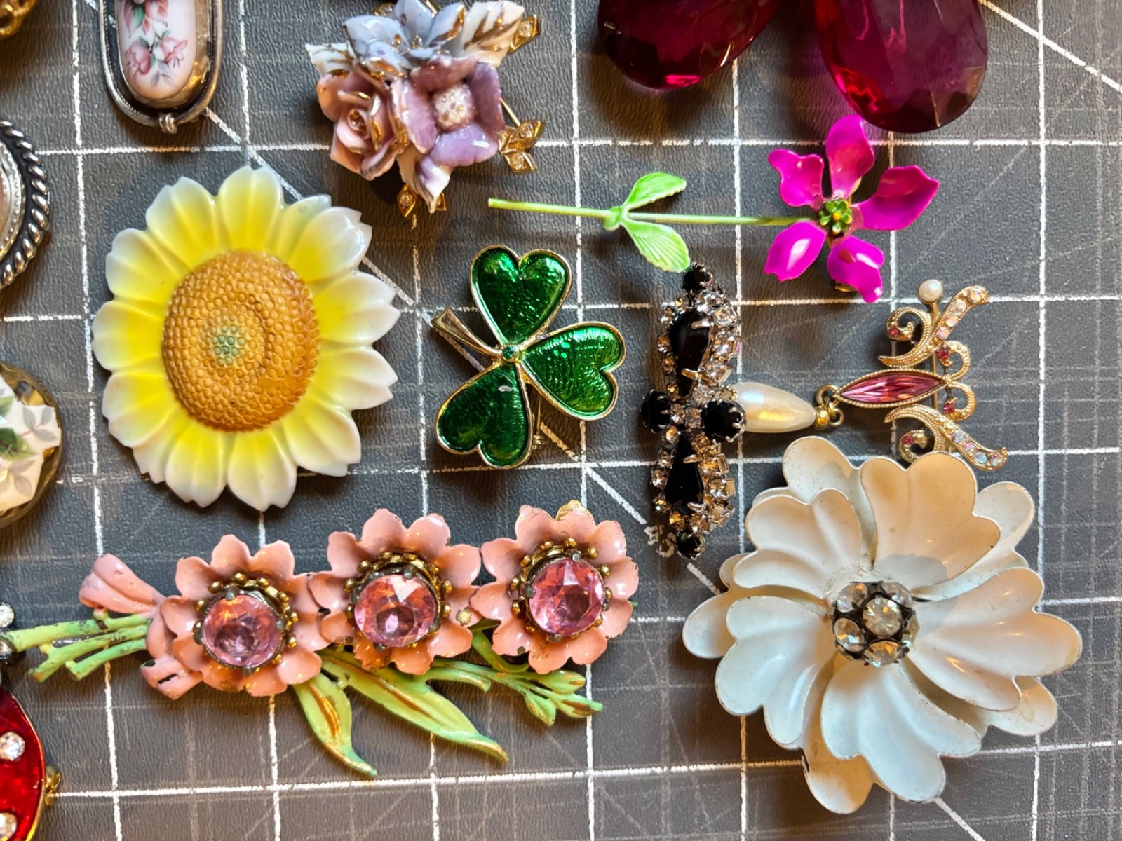 Vintage to Mod flower brooch LOT~17 Pieces~Huge Lady Bug~Porcelain~Spring💐