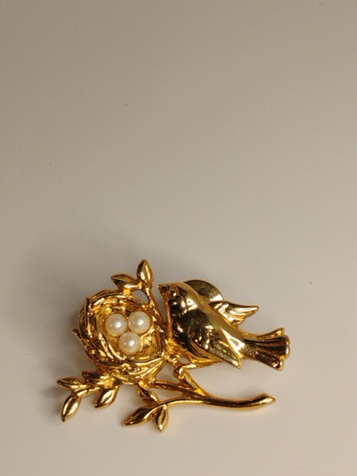 VINTAGE BROOCH GOLD TONE PIN 1.5″ ANIMAL FAUX PEARL BIRD NEST