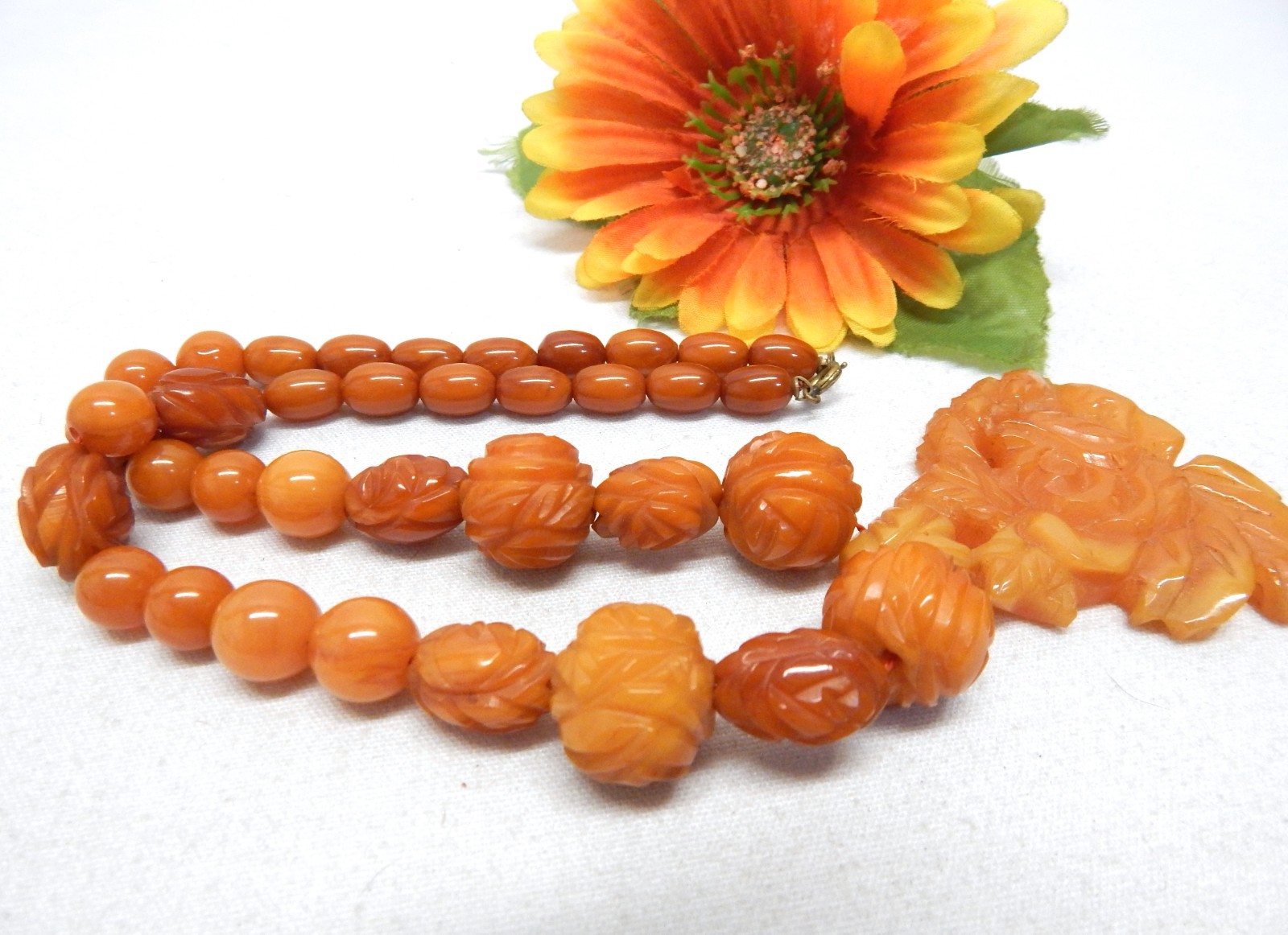 VINTAGE CARVED BUTTERSCOTCH BAKELITE BEAD ROSE FLOWER PENDANT NECKLACE 18″
