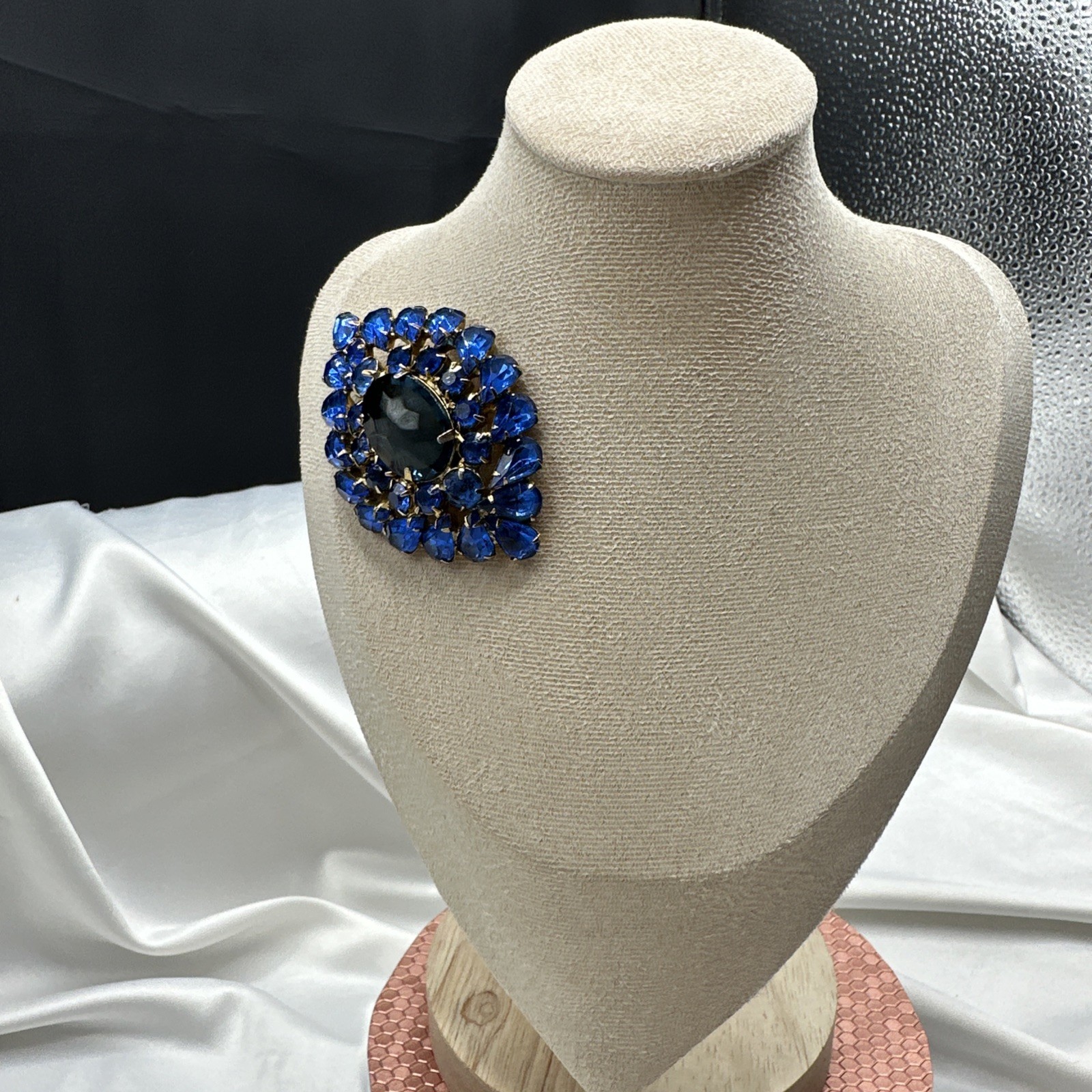 Vtg Unique Exclusive Oval Domed Blue Austrian Crystal Brooch. See pics.