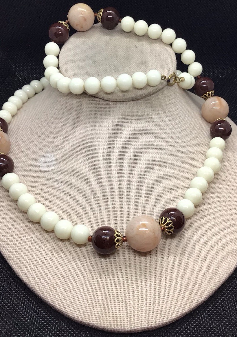 Vintage Chunky Costume Burgandy Tan & White Plastic Beaded Necklace 30″ G353