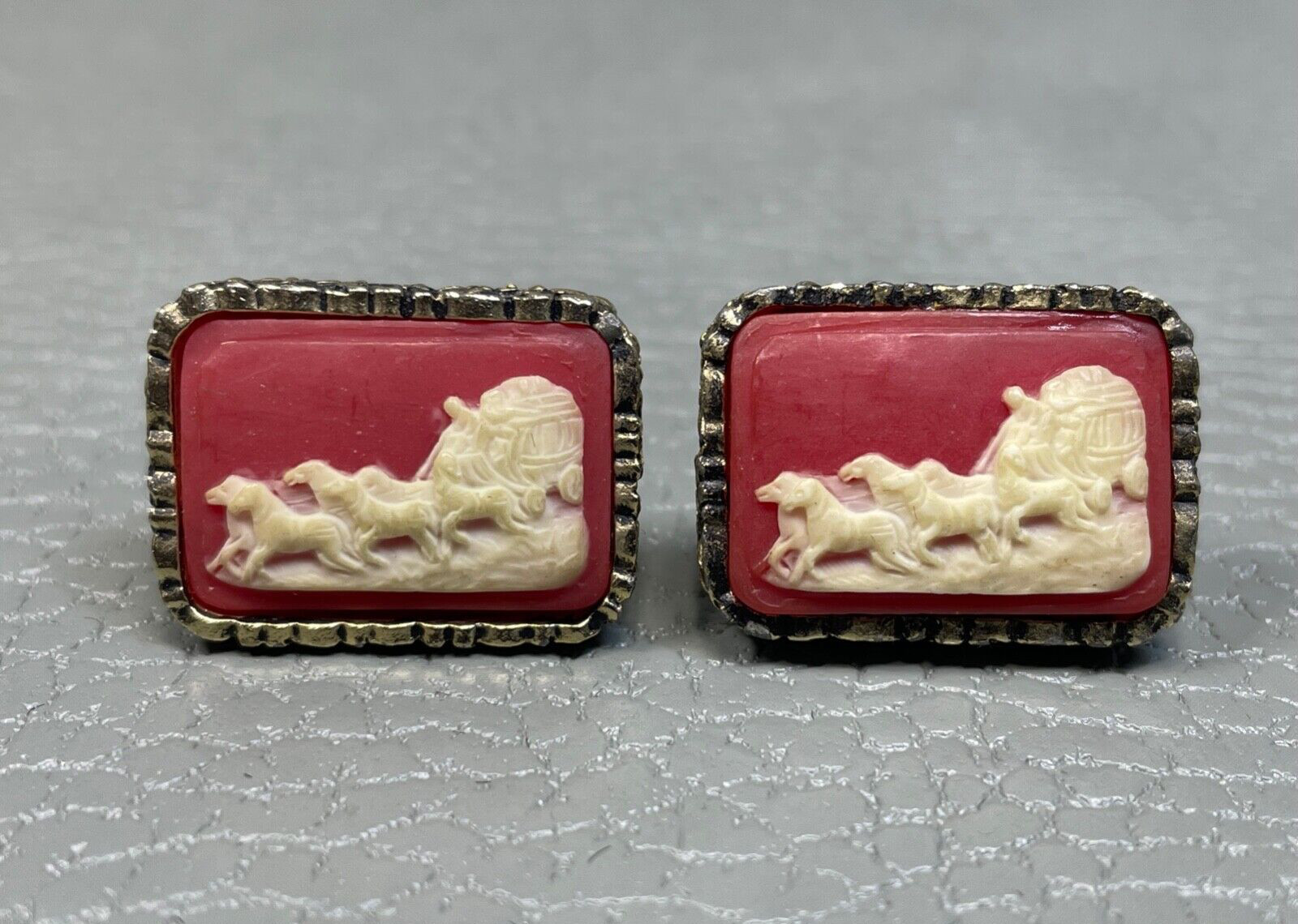 Vintage Raspberry Cameo Stagecoach Yellow Gold Plated Cuff Links