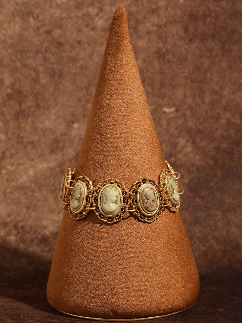 Vintage Cameo Portrait Bracelet Retro Gold Color Hollow Charm Bangle for Women