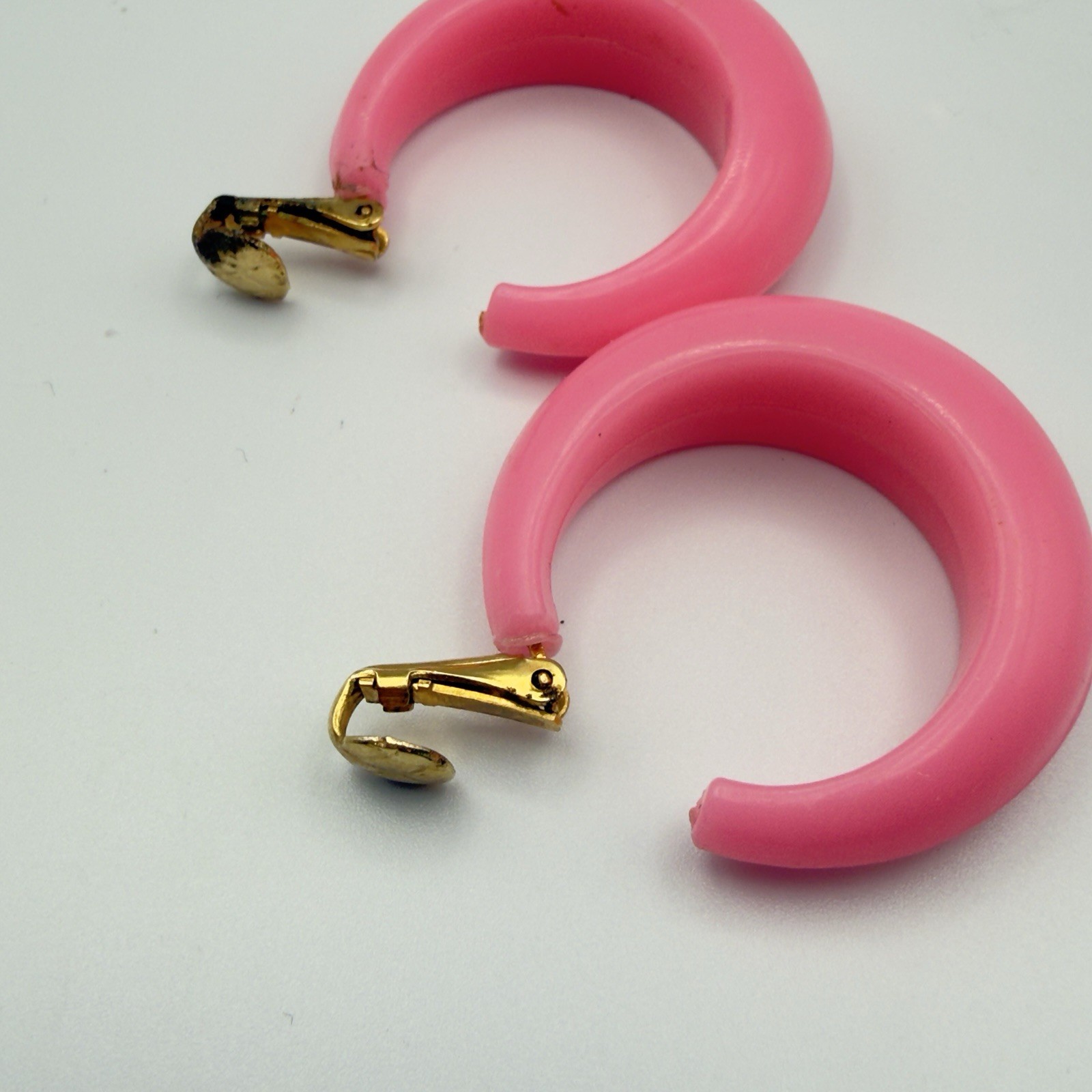 Vintage Bright Pink Chunky Hoop Clip On Earrings Acrylic Retro Style 1″