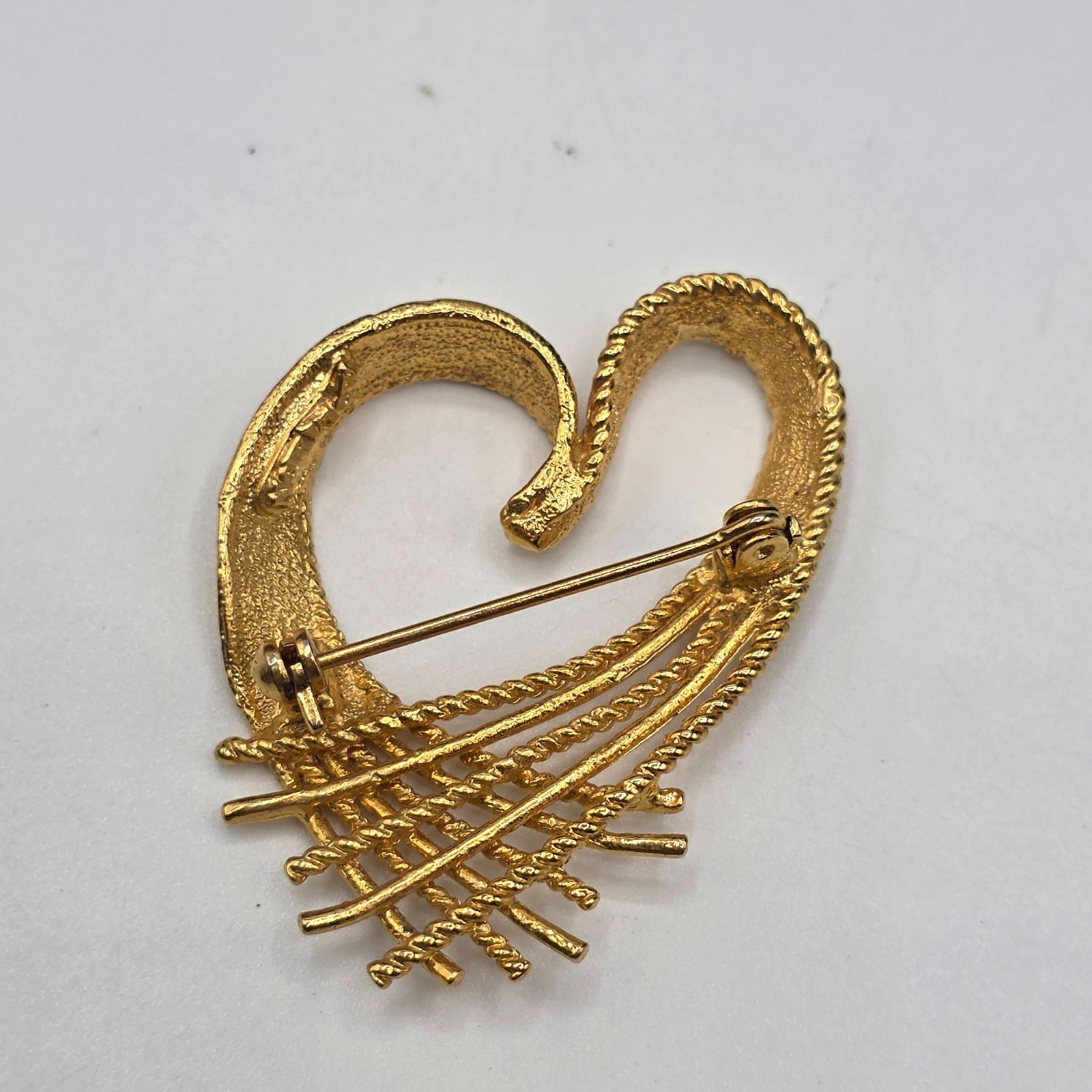 New View Brooch Gold Tone Heart Pin Designer Fashion Jewelry Textured Vintage