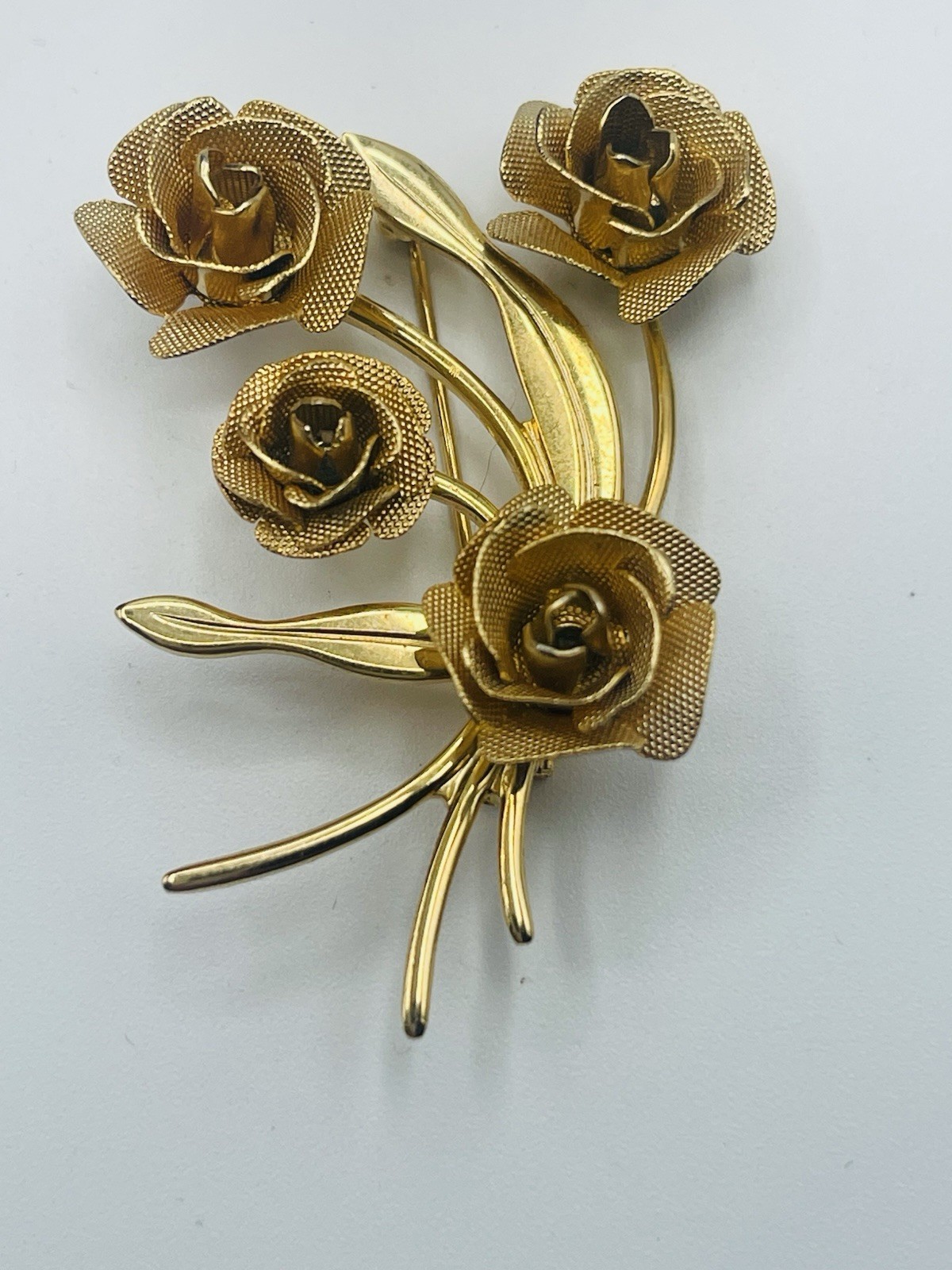 Vtg Unsigned Gold Tone plated? Brooch With 4 Roses in a Bouquet Style Setting.