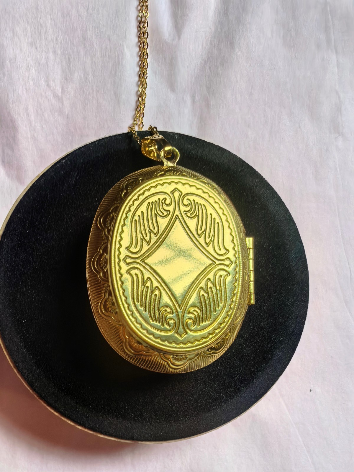 pink vintage cameo locket necklace Gold plated Oval Locket Photo Necklace 24”