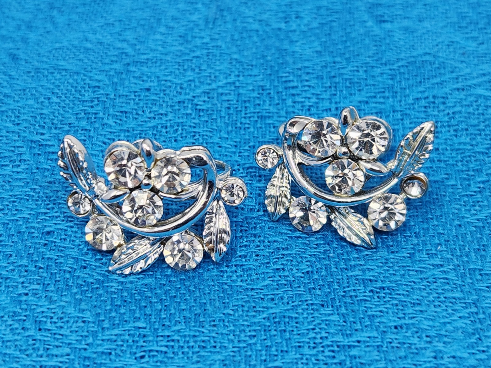 Sparkly Clear Rhinestone Rhodium Plated Floral Botanical Screw-back Earrings VTG