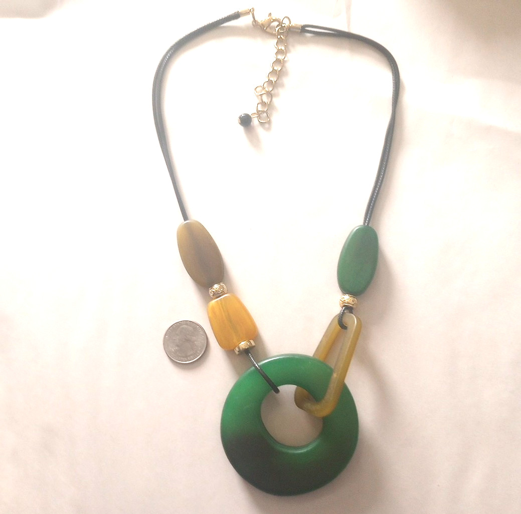 Chunky Green Lucite Statement Necklace 22.5- 25.5″ Adjustable Unsigned EUC