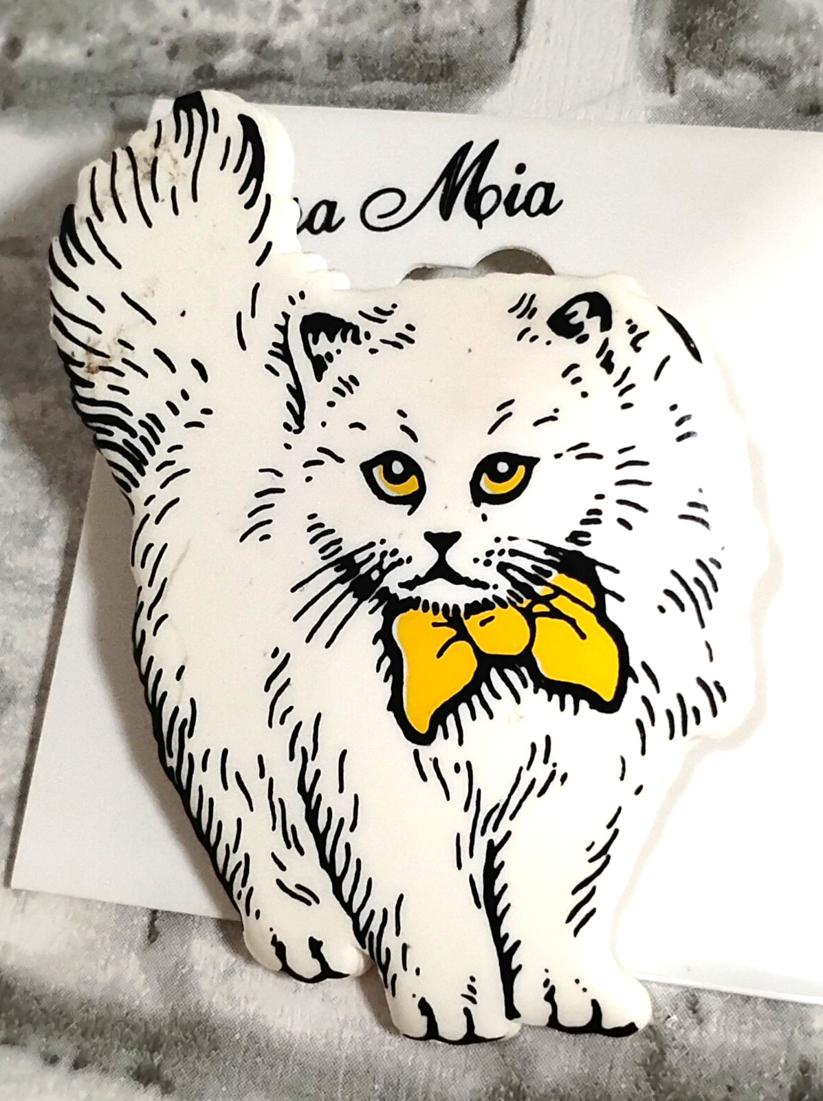 Cara Mia Hard Plastic White Persian Cat Yellow Bow United Kingdom Brooch 2.5″