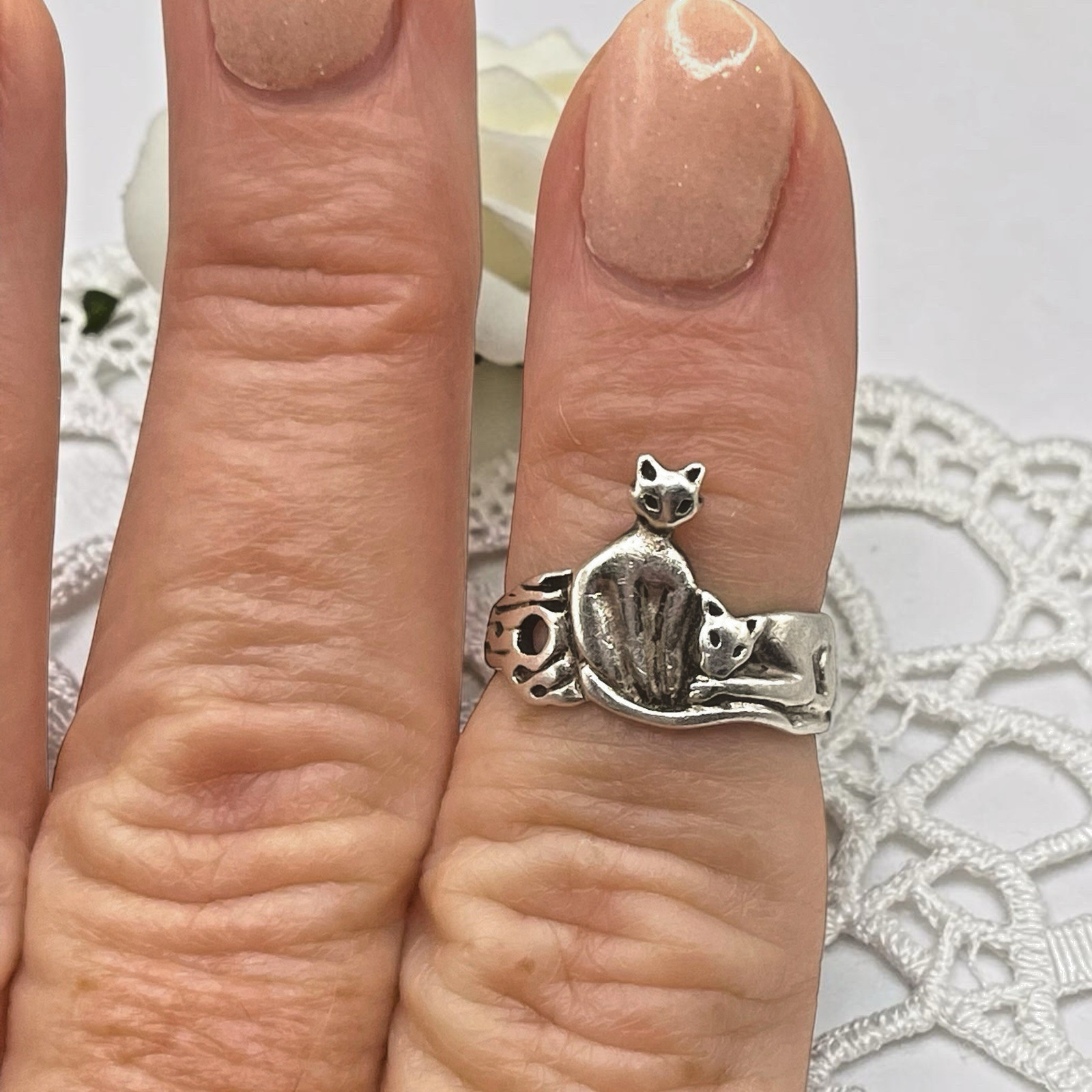 Vintage Etched 2 Cats 925 Sterling Silver Band Ring, size 5.25