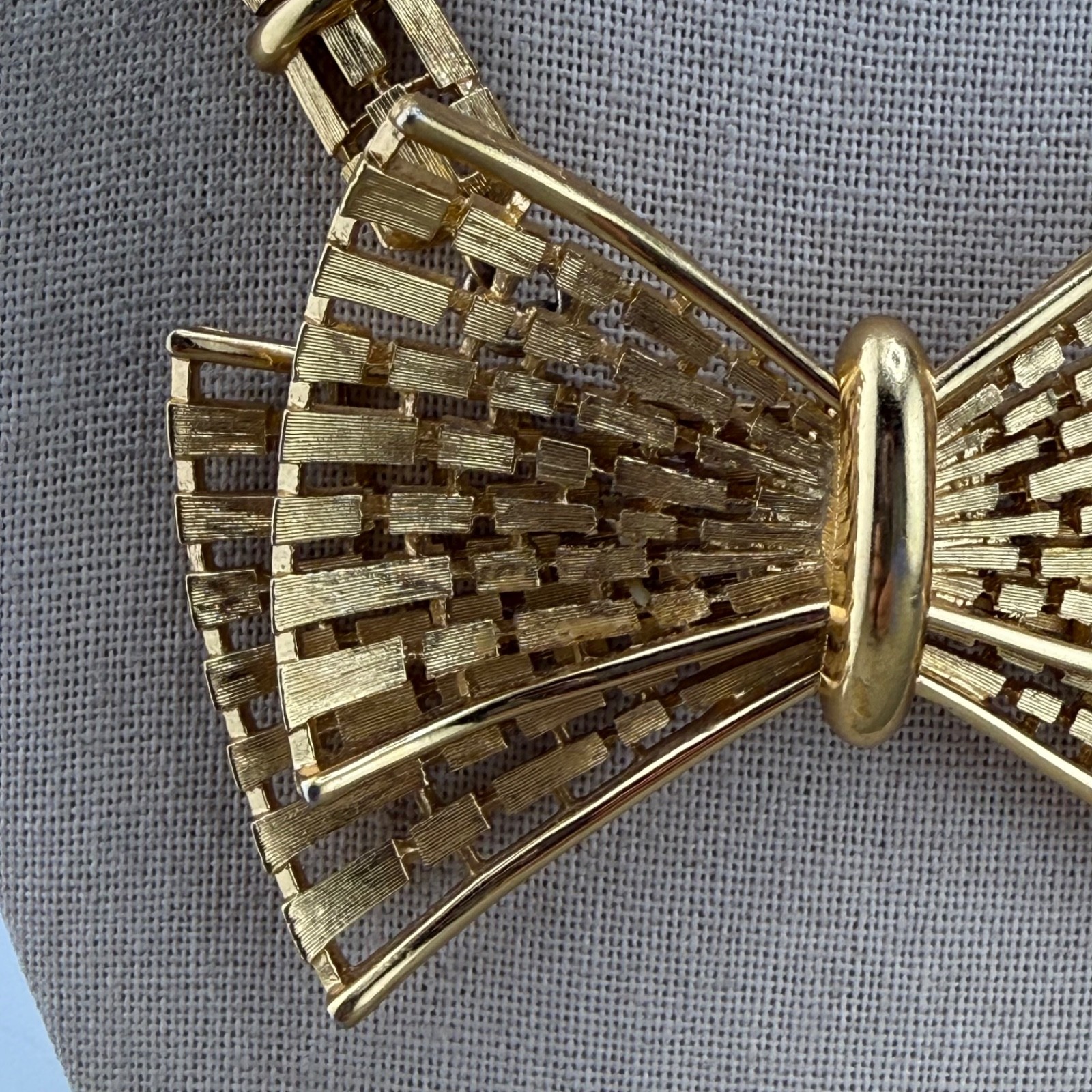 Vintage Monet Necklace Gold Tone Bow 16”