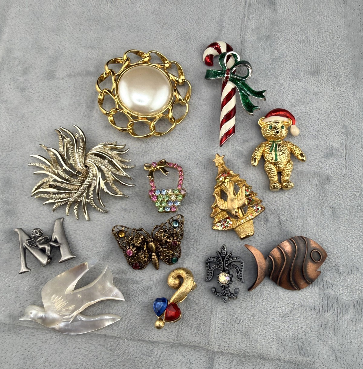 Vintage Brooch Lot Candy Cane Bear Butterfly Fish Bird Basket Christmas Tree