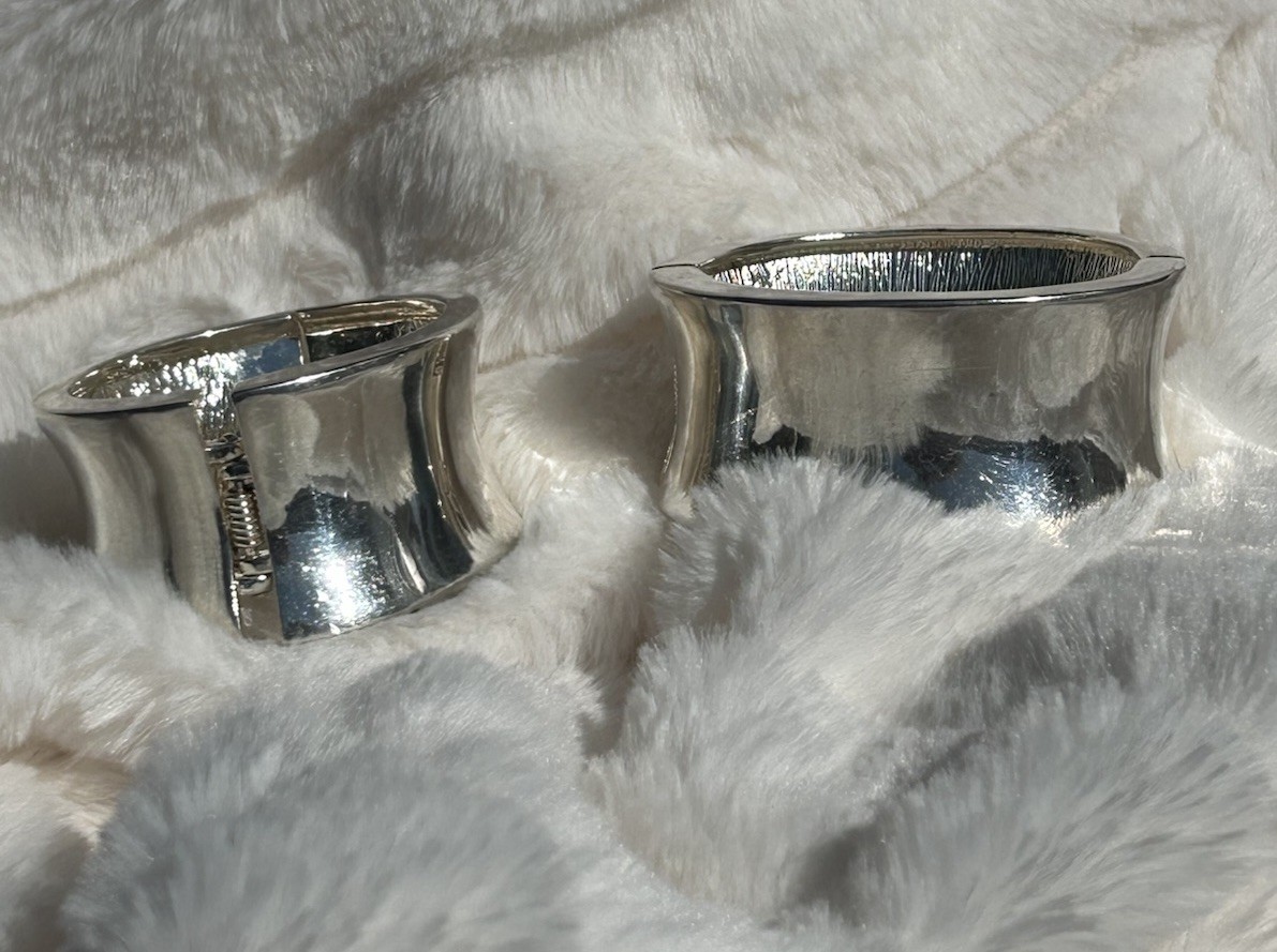 Pair Of Chunky Avon Silver Plate Bracelets Clamper Vintage excellent