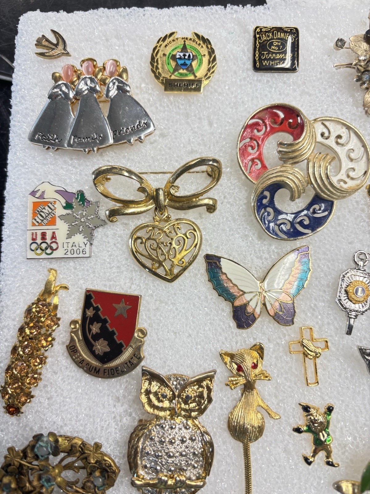 Estate Find Lot Of Assorted Pins/Brooches.