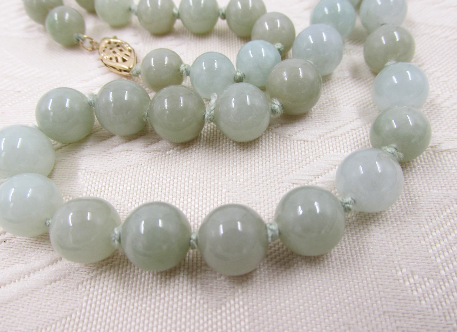 Jade Jadeite Bead Necklace 14K Gold Clasp 22″ Chinese Export Vintage Knotted