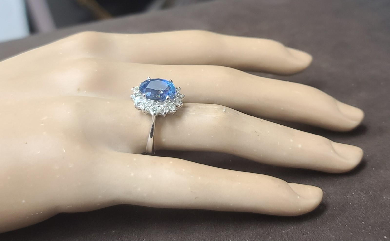 Vintage 14K White Gold Engagement Ring 4.66ct. Natural Blue Sapphire Oval GIA