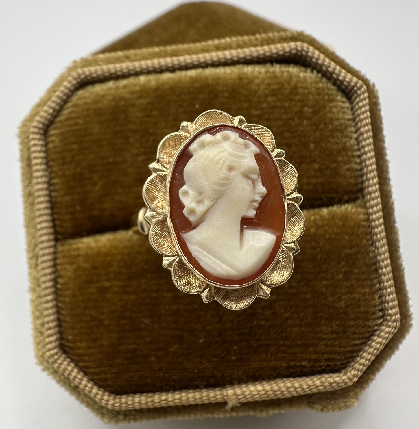 Vintage 14k Yellow Gold Carved Shell Oval Portrait Lady Cameo Ring ~ Size 6