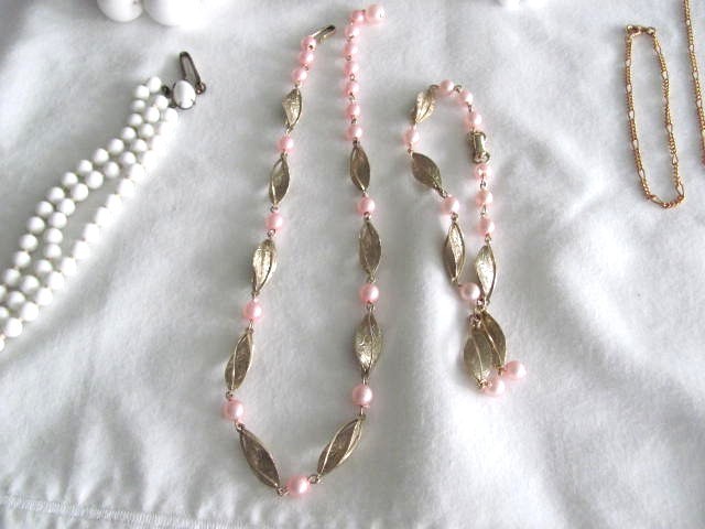 LOT OF 17 PIECES OF VINTAGE COSTUME JEWELRY NECKLACES & BRACELETS ALL WEARABLE