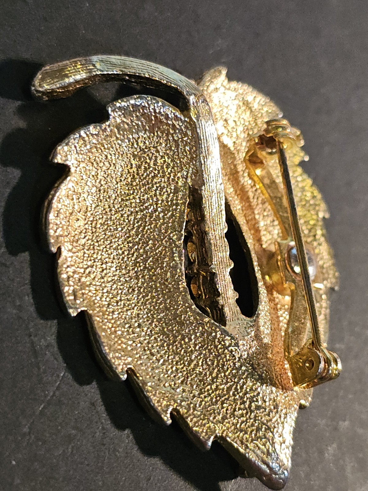 Vintage Brooch Gold Tone Leaf Textured Prong Set Rhinestones Center