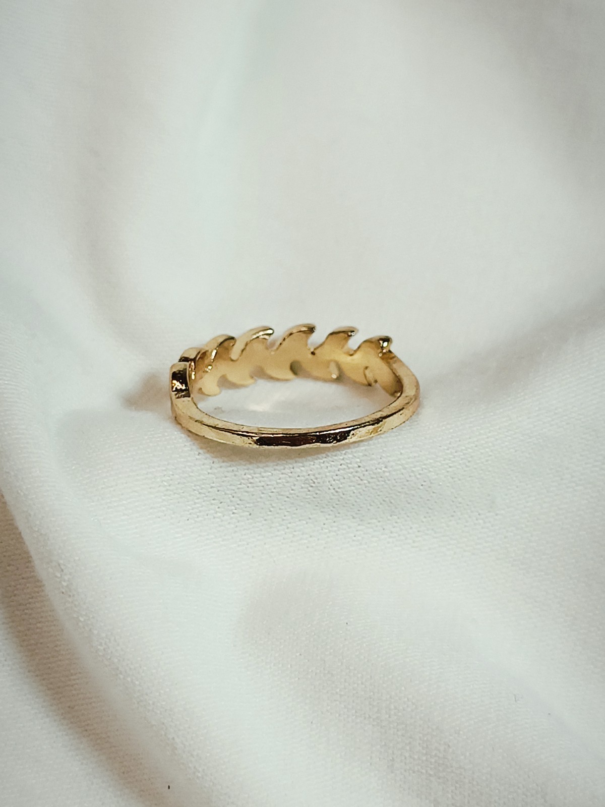 Vintage Leaf Ring – Size 5.5 – Gold-Tone Metal Alloy – Nature-Inspired Design