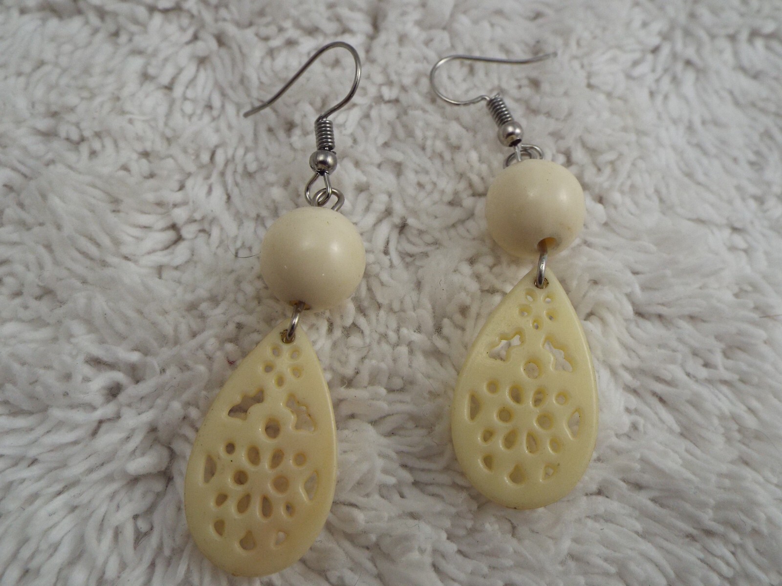 Silvertone Cream Bead Pierced Earrings (C26)