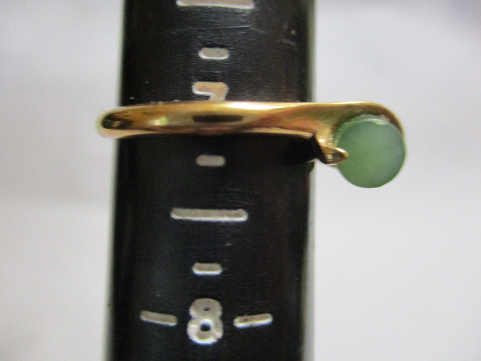 VINTAGE 1970s AVON CAPTURED JADE RING, GOLDTONE, JEPHRITE JADE CYLINDER, SZ 7