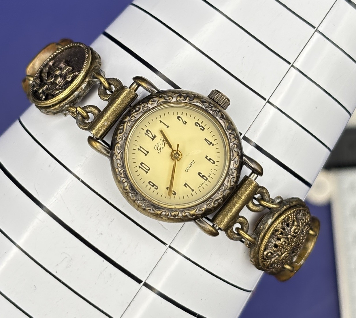 VTG SIGNED GRANDMOTHER’S BUTTONS ANTIQUE BUTTON BRACELET LADIES WATCH #7.10