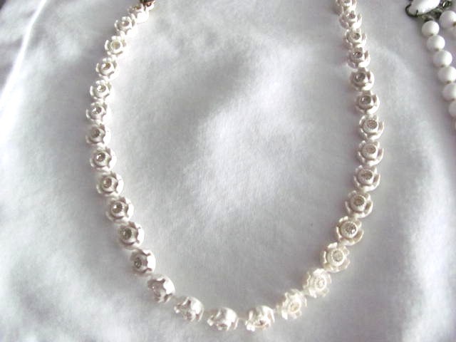 LOT OF 17 PIECES OF VINTAGE COSTUME JEWELRY NECKLACES & BRACELETS ALL WEARABLE