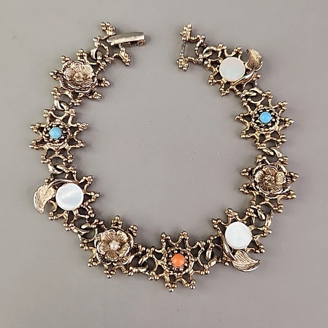 Vintage Flower Chain Bracelet Burst Textured 12mm MOP Bead Gold Tone 6.5″