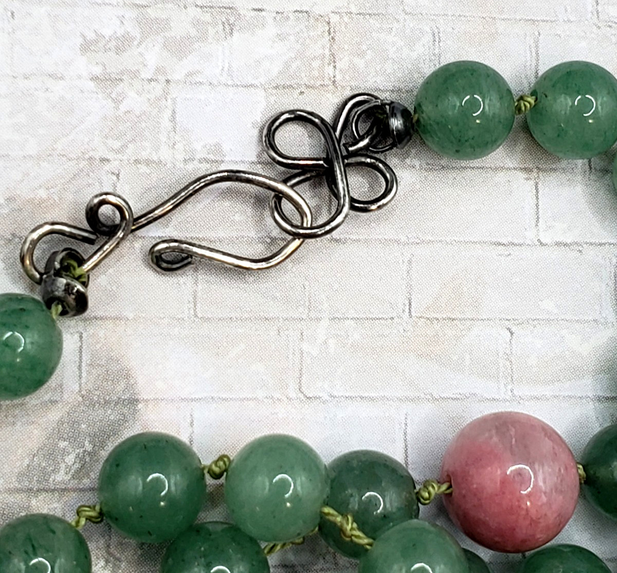 VINTAGE HAND KNOTTED GREEN JADE JADEITE & PINK QUARTZ & GLASS BEAD BALL NECKLACE