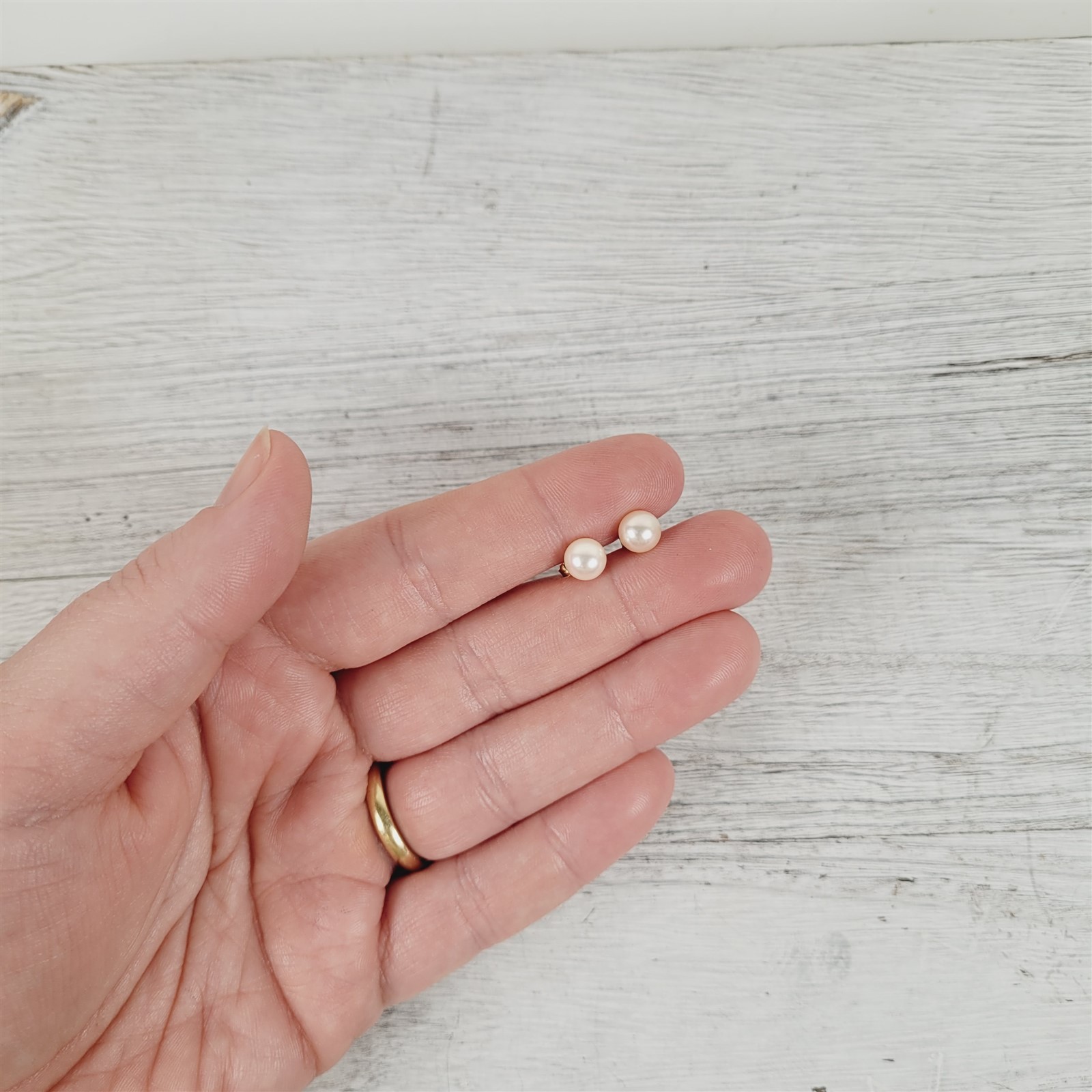 Vintage 14K Yellow Gold 6.4mm Pearl Stud Earrings Staple Luxury Pretty