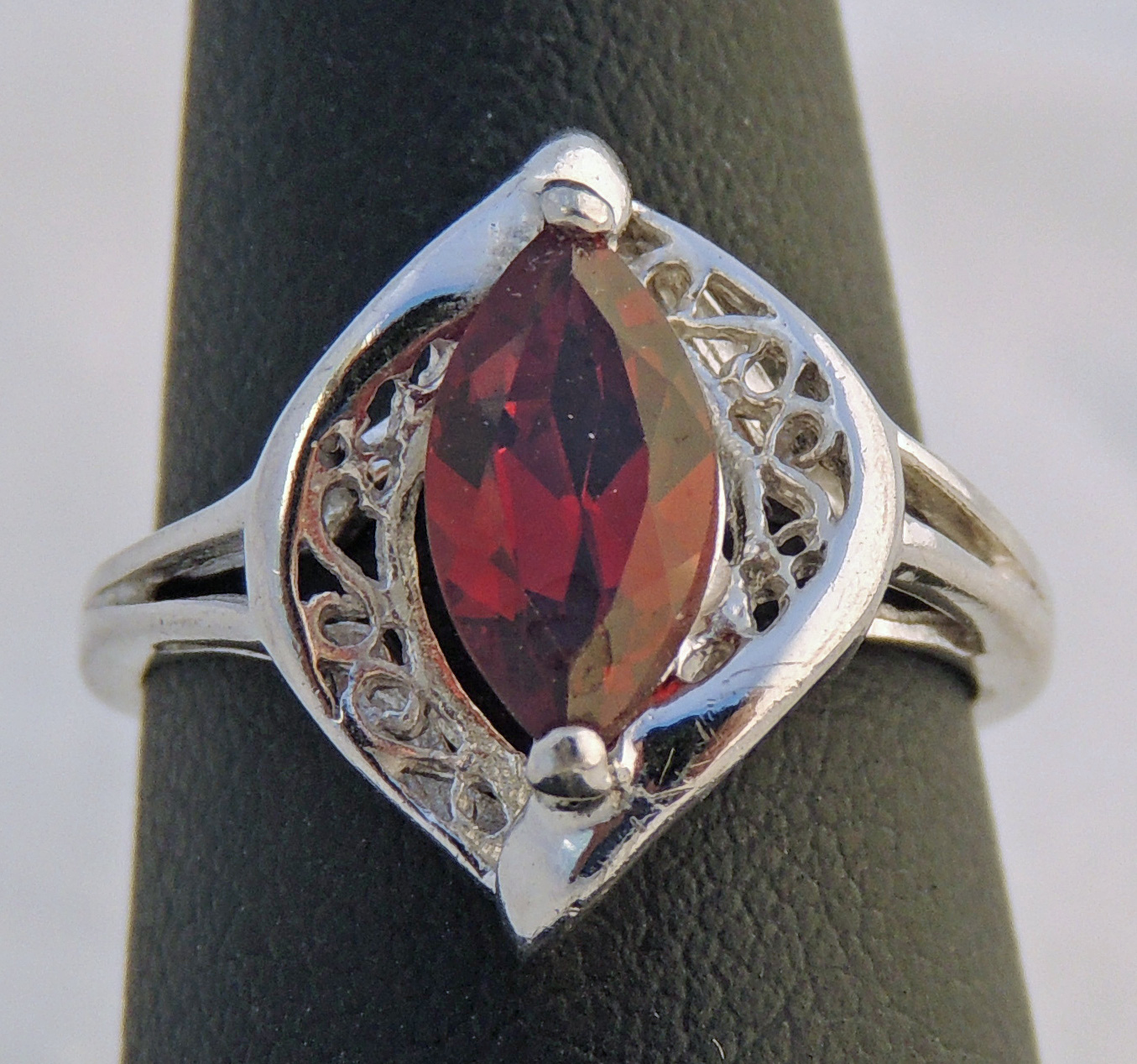 LOVELY ESTATE STERLING SILVER MARQUIS GARNET FILIGREE RING SIZE 5