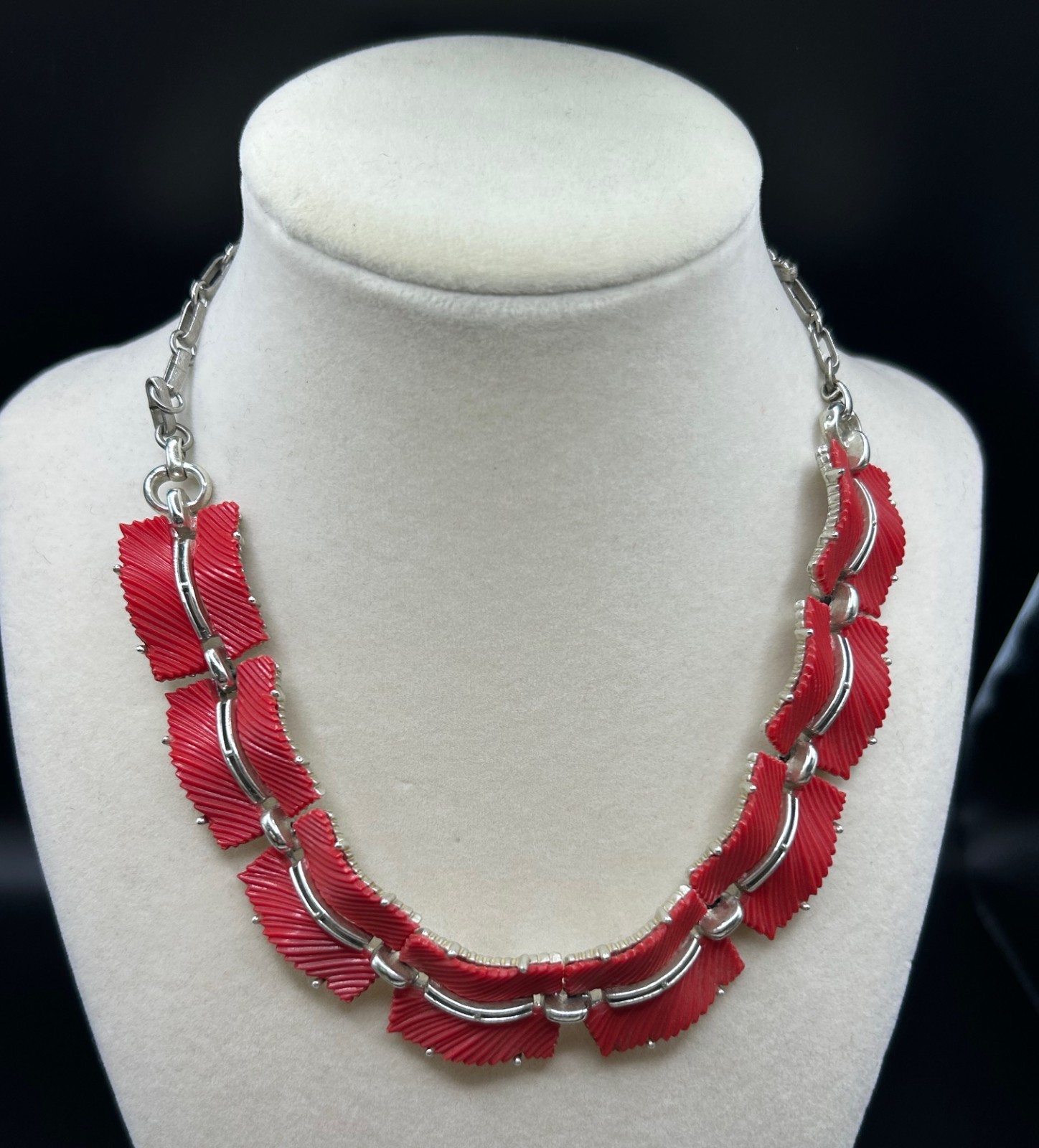 VINTAGE LISNER THERMOSET NECKLACE & EARRINGS RED TEXTURED SIGNED SILVER TONE