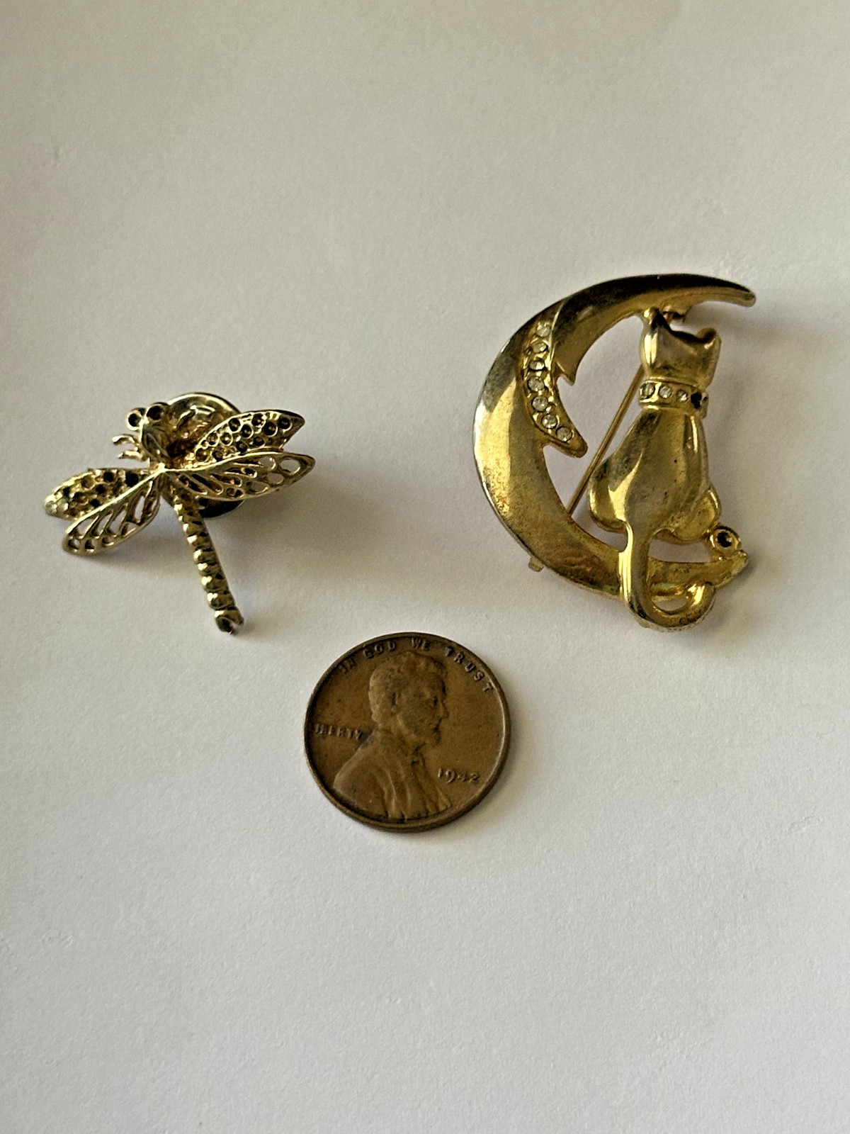 Assorted Animal Gold Toned Pin and Brooch (Dragonfly and Cat with Moon)