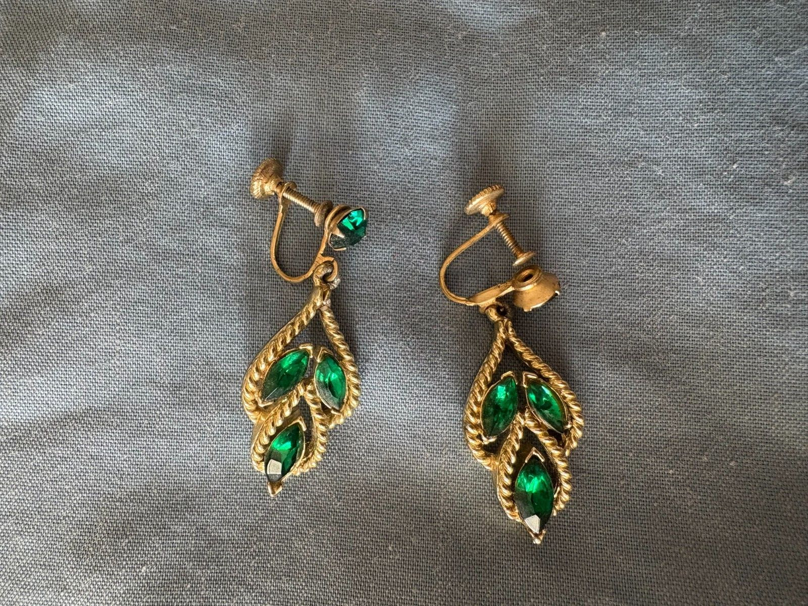 Vintage Green Rhinestone Dangle Screwback Gold Tone Earrings