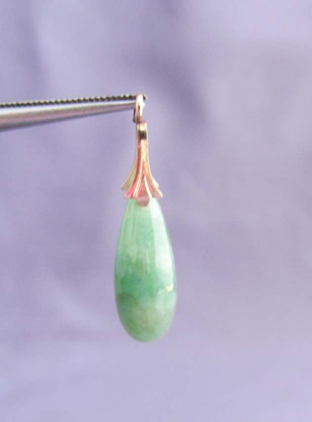 VINTAGE 14K YELLOW GOLD GREEN JADE PEAR SHAPE DANGLE PENDANT