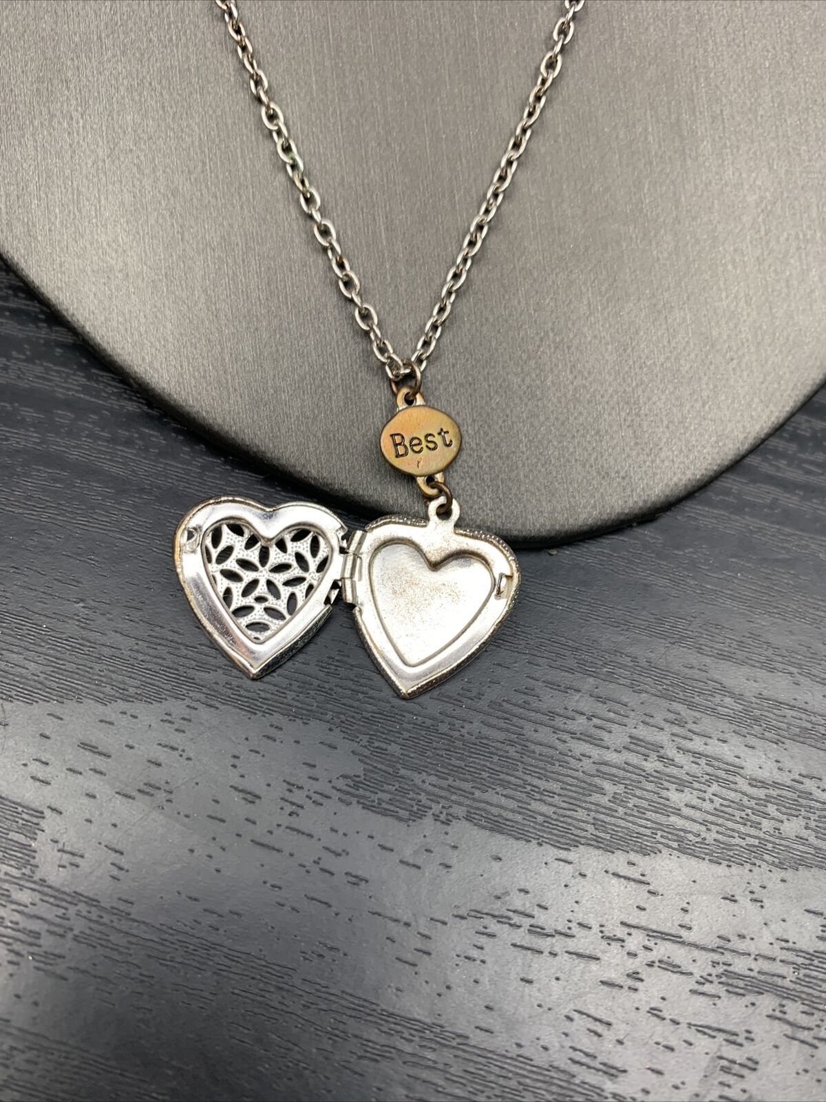 Vintage Necklace Pendant Silver Heart picture of locket￼ Silvertone 18”￼