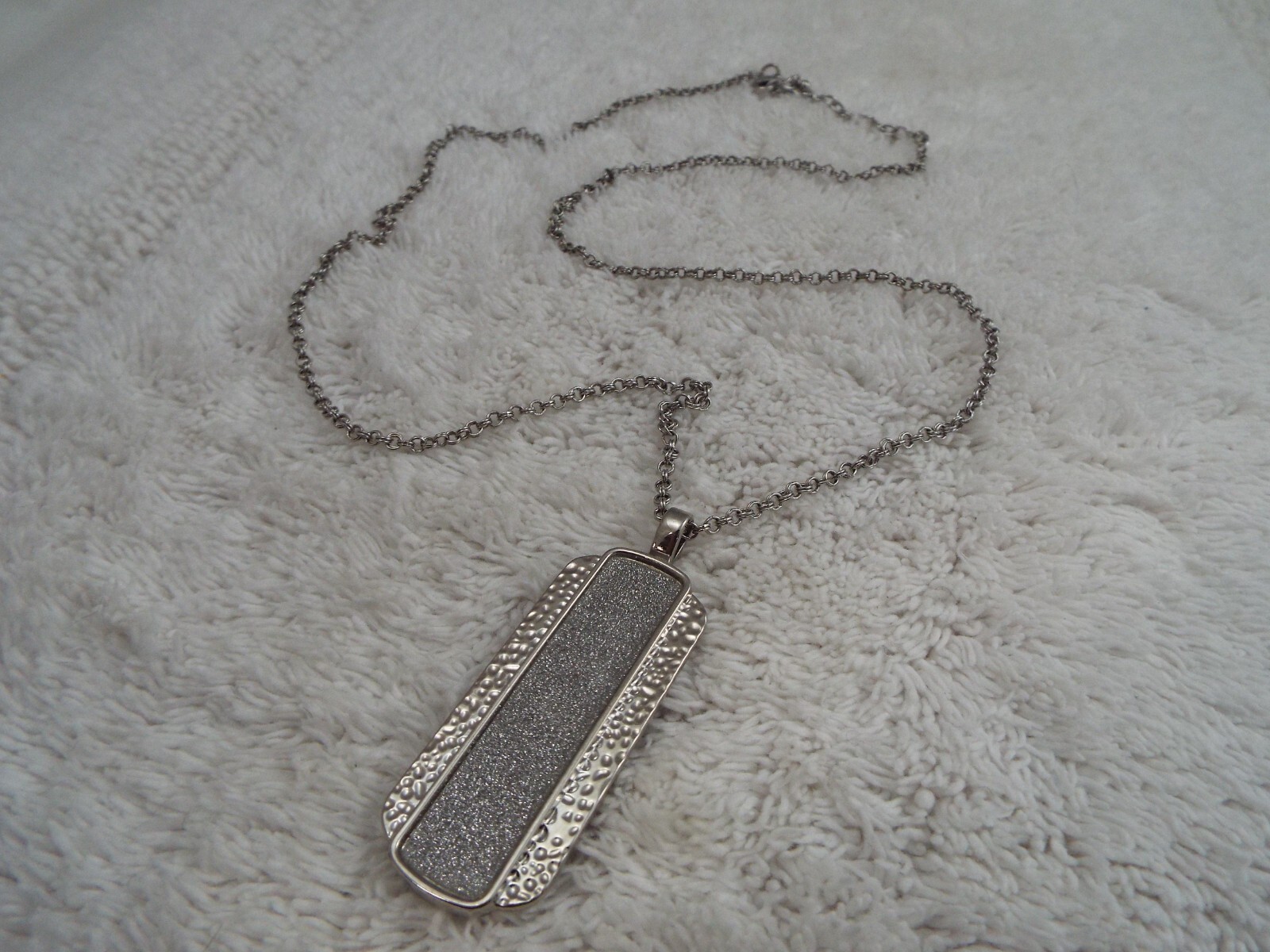 Hammered Silvertone Glittery Pendant Necklace (C48)