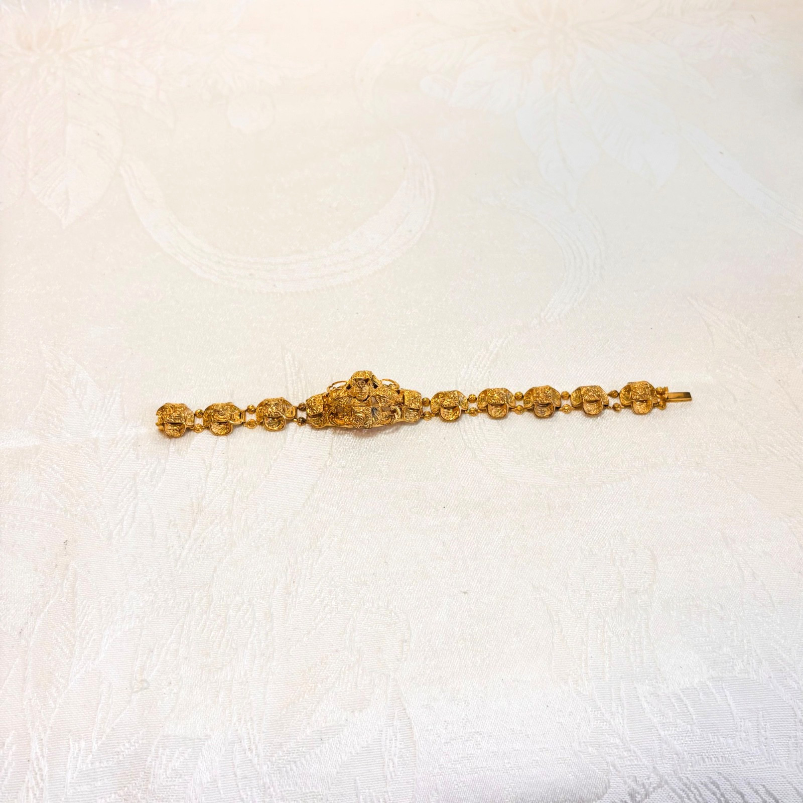 BRACELET goldtone metal temple lightweight box clasp NO BELL vintage 6 1/4″ circ