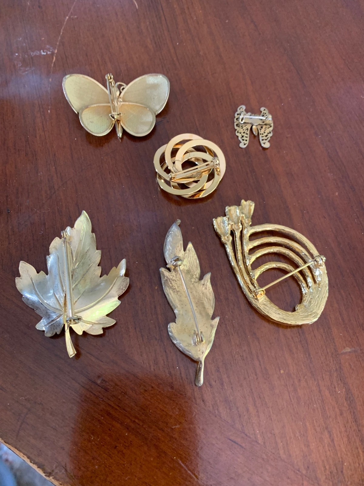 Vintage pins and brooches lot