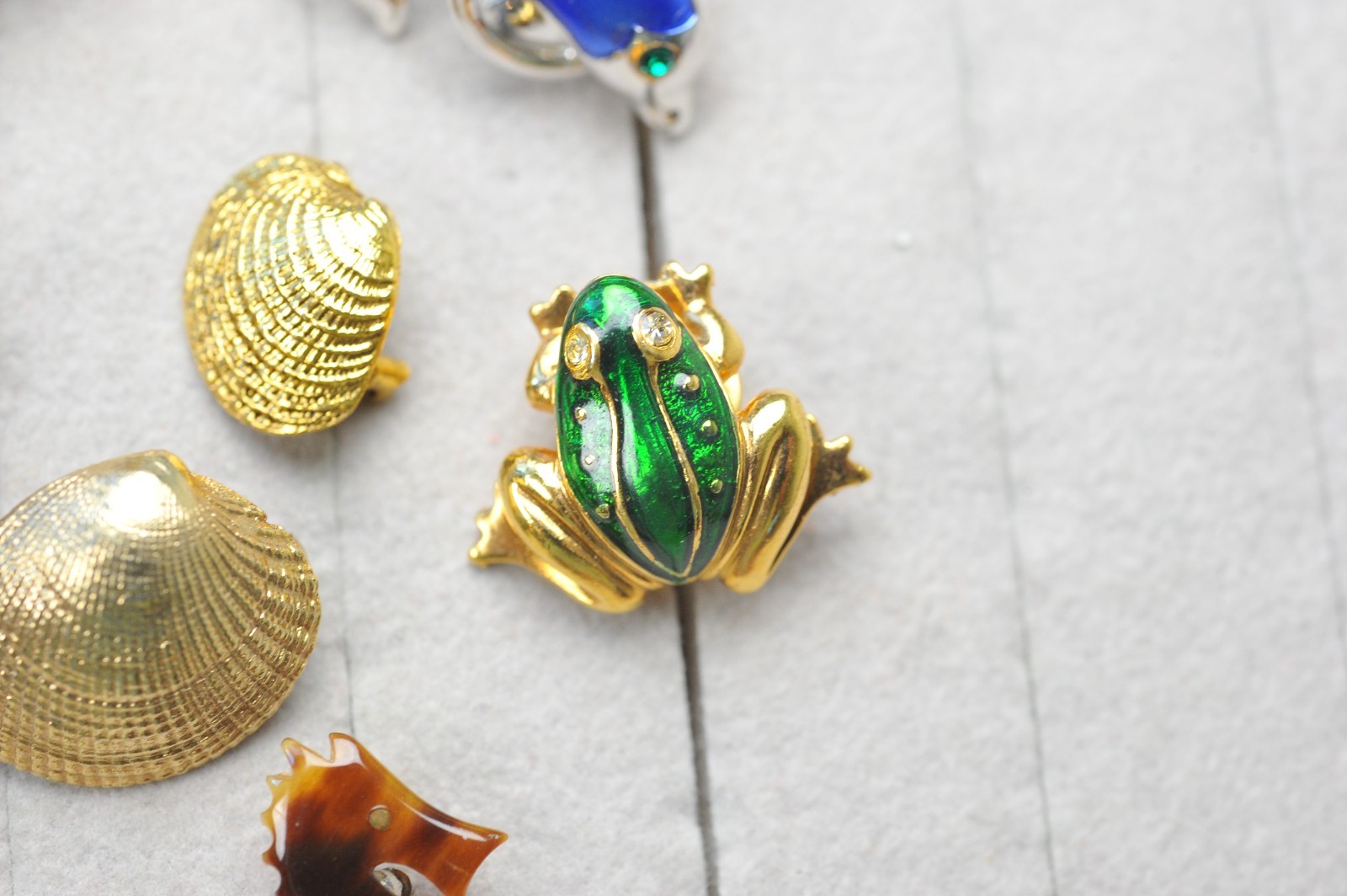 Vtg to now Brooch Pin LOT petite frog lobster fish seagull beach shell CB17