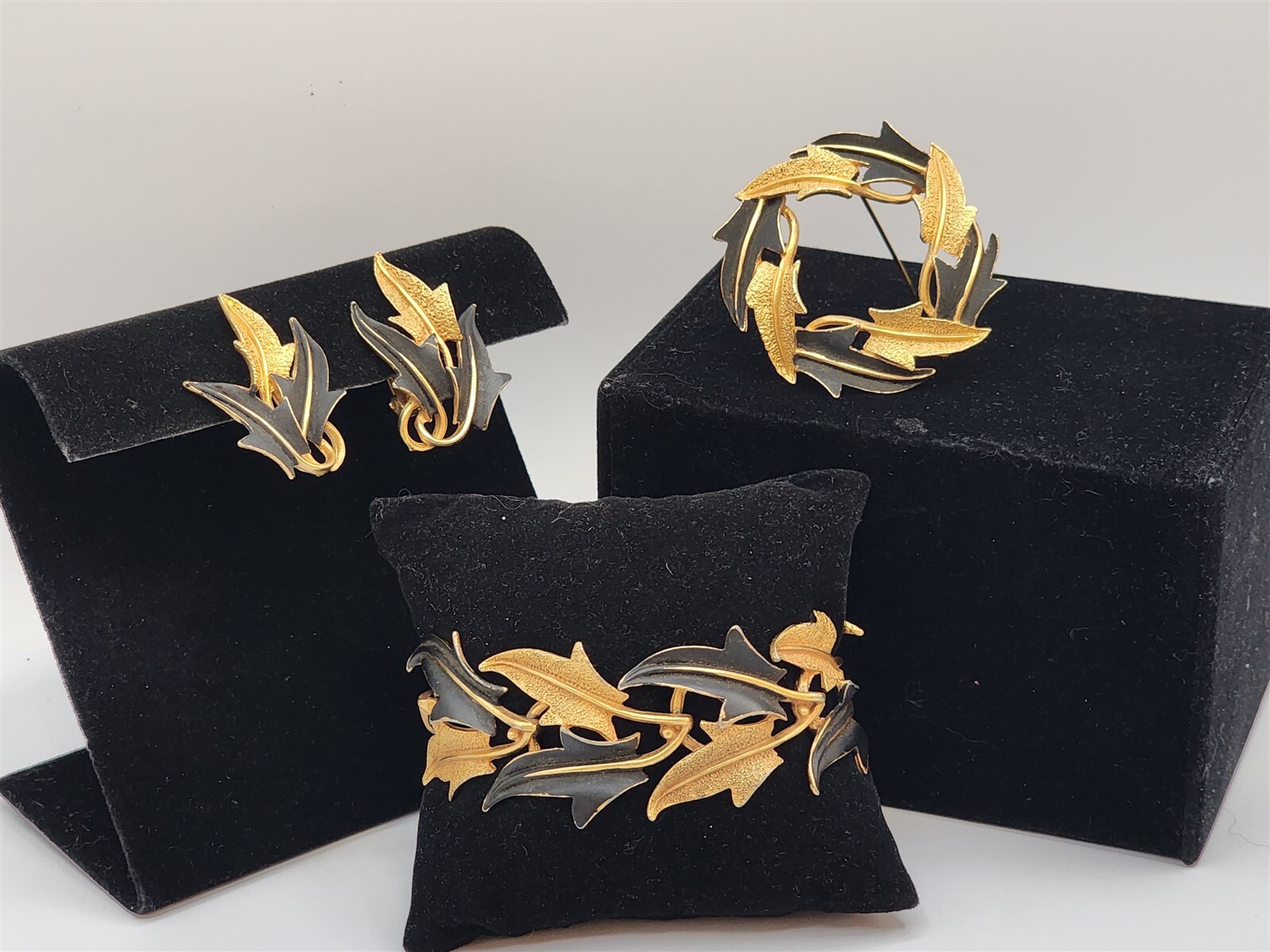 Vintage Mode Art Black & Gold Tone Leaf Bracelet, Brooch, Clip Earrings Set